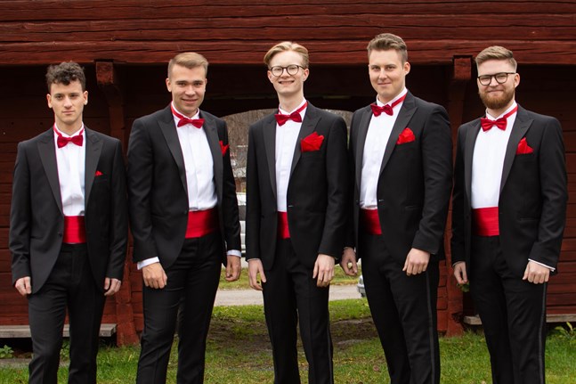 Det här är Guns Rosor. Från vänster i bild Robin Grankvist, Herman Hagnäs, Holger Lund, Herman Nyqvist och Joel Åman.