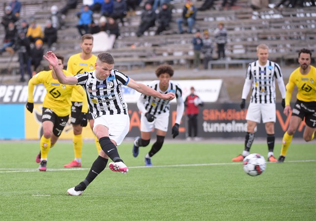 Sebastian Strandvall gjorde sitt andra straffmål för säsongen. Efter matchen delade han och laget ut vad som såg ut som en födelsedagspresent i form av en signerad speltröja åt en VPS-supporter.