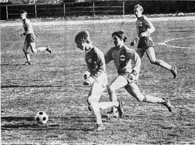 Det blev stundom hårda tag i cupmatchen mellan Kraft och KIK. Här är KIK:s Gustav Mangs på väg mot mål, attackerad av Sven "Fantomen" Grönvik. Kåge Nygård och Christer Wilhelms avvaktar.