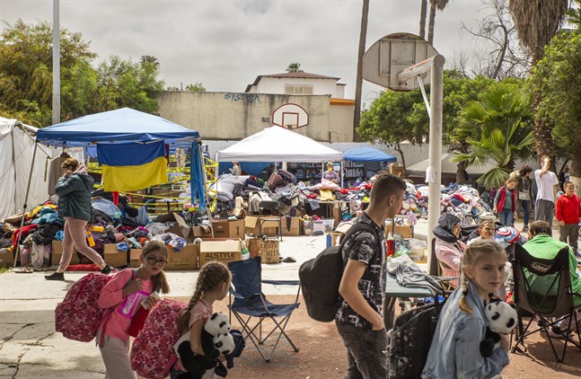 Många av de ukrainska flyktingarna som väntar på att ta sig in i USA sover på en basketanläggning i Tijuana. Omkring en tredjedel av dem är barn.