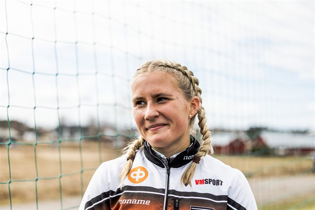 IK Falkens Nathalie Blomqvist vann damernas 4 kilometer i terräng-FM på ett synnerligen övertygande sätt.