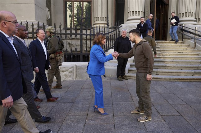 Representanthusets talman Nancy Pelosi träffar Ukrainas president Volodymyr Zelenskyj i Kiev.