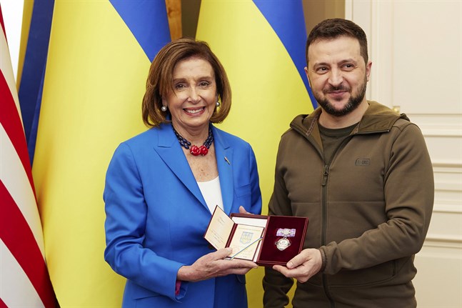 Representanthusets talman Nancy Pelosi träffar Ukrainas president Volodymyr Zelenskyj i Kiev.