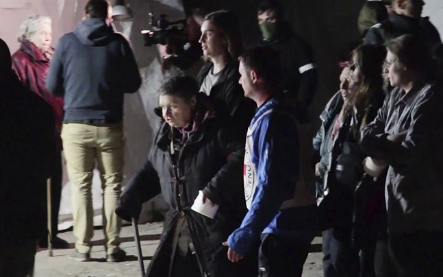 Evakuerade civila eskorteras av Röda korset-personal i Bezimenne, ungefär två mil öster om Mariupol. Bilden är en skärmdump från ett filmklipp.