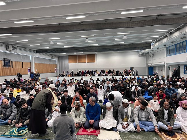 Bilden är från dagens fest i Vasa. Över 300 personer kom på bönen, säger Najib Elebbar.