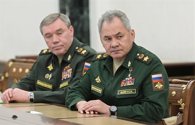 Rysslands försvarsminister Sergej Sjojgu till höger, bredvid Valerij Gerasimov i en bild från 27 februari.