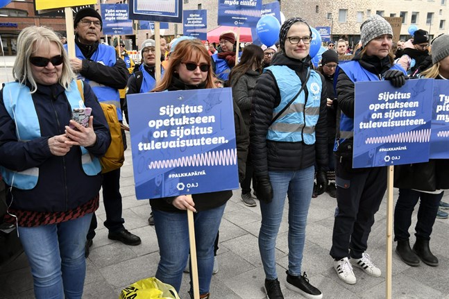 Lärarnas fackförbund OAJ under en manifestation i Vanda den 3 maj.