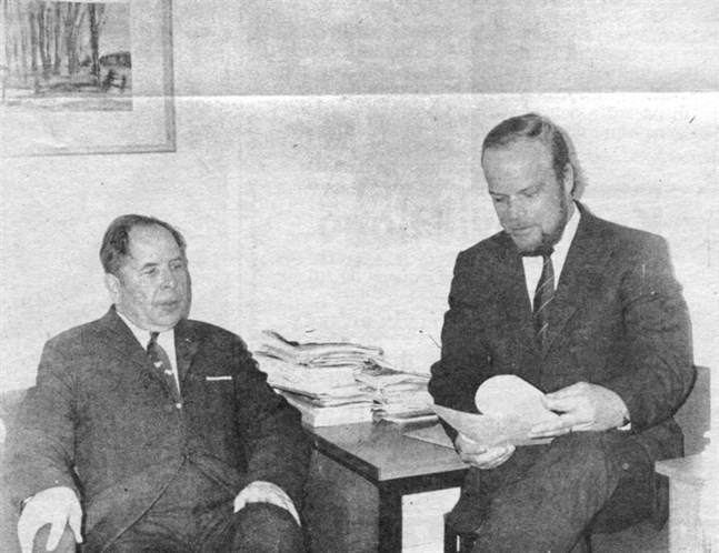 Rektor Alfons Sundqvist (t.v.) och den kommande rektorn Bengt Backholm diskuterar den nya läroplanen.