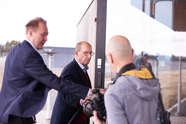 Esa Härmälä var fåordig om de rättsprocesser som kanske väntar. Han intygade att man inte för diskussioner med någon ny reaktorleverantör.