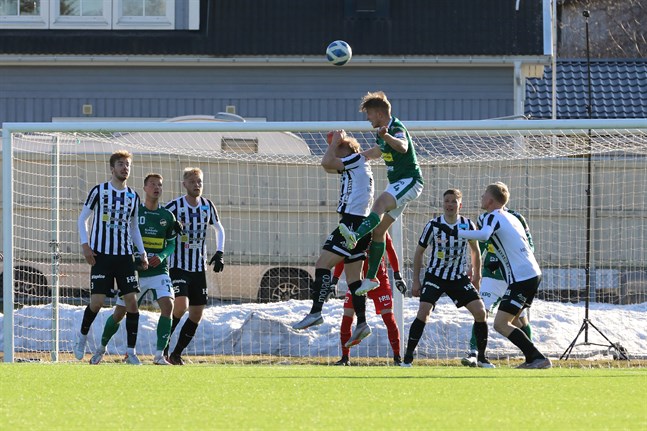 KPV matade in bollar i VPS straffområde i andra halvlek. Här vinner mittbacken Samuel Uusitalo en nickduell mot Miika Niemi.
