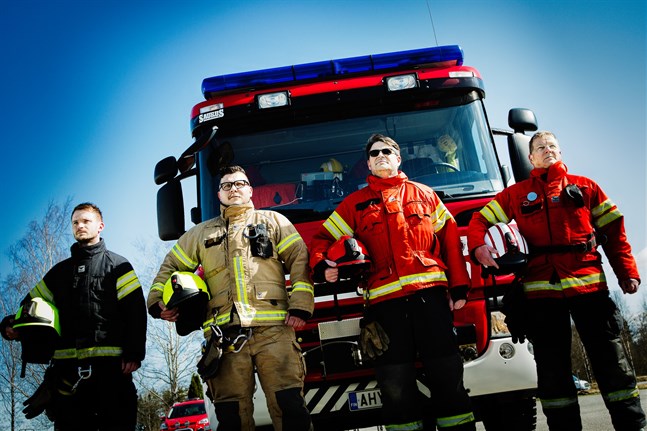 Mats Björkskog, Tommy Roos, Kenneth Dahl och Tore Lindström höll en tyst minut vid brandstationen i Bennäs på onsdagen.