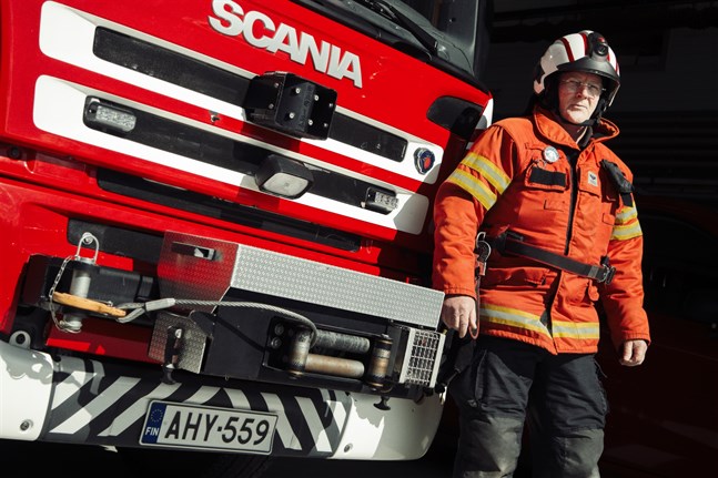 Stationsmästare Tore Lindström på Bennäs brandstation säger att det största problemet i trafiken under en utryckning är om bilar framför utryckningsfordonet bromsar in och fördröjer brandbilens eller ambulansens framfart.