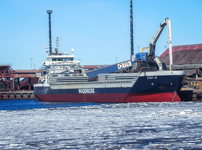 Nederländska Cathy Jo lastas i Karleby hamn.