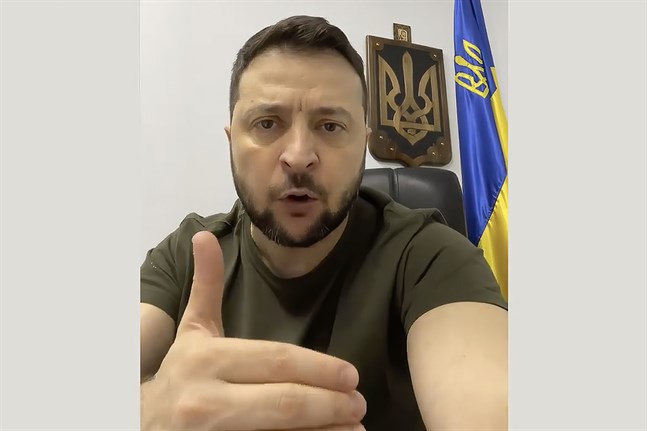 Ukrainas president Volodymyr Zelenskyj berättade om trafikolyckan i sitt dagliga videotal sent på tisdagskvällen. Bilden kommer från ett tidigare tillfälle.