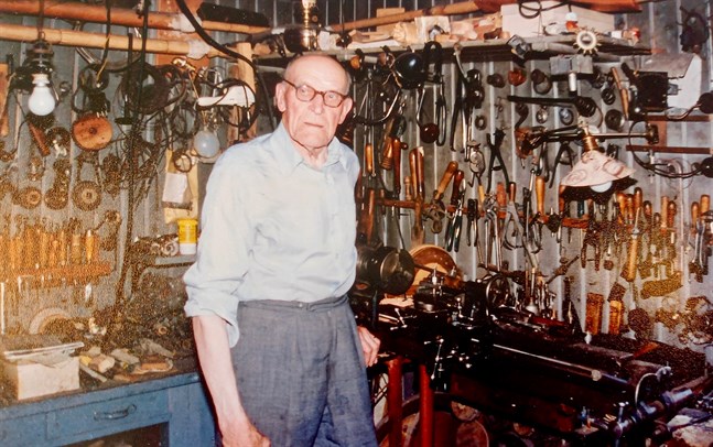 Emanuel Lillkvist vid metallsvarven i sin lilla verkstad.