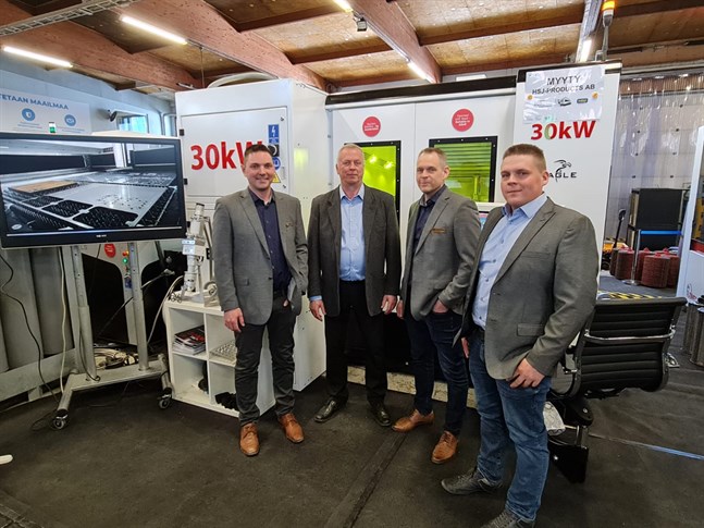 Sebastian Forsbacka tillsammans med Kari Joukkola (försäljningsdirektör för återförsäljaren Vossi), vd Jörgen Häggman och Sören Häggman som är delägare i HSJ-Products.