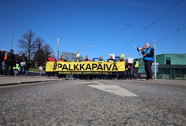 "Vad vill vi ha? Ja, mera lön" ljöd ropen då demonstrationståget tog sig fram längs Mannerheimvägen.