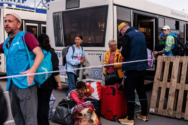 Civila evakueras från Mariupol.