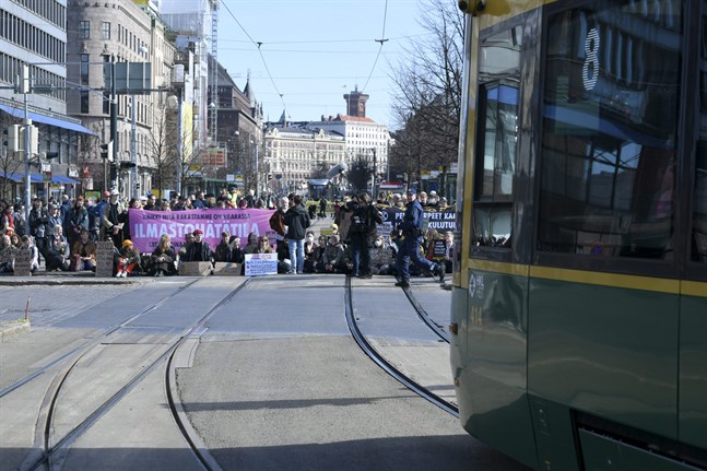 Elokapina blockerade Mannerheimvägen utanför Glaspalatset den 6 maj. Polisen beordrade demonstranterna att avlägsna sig.