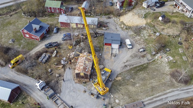 Här lyfts husets från platsen det stått på i kanske 200 år, Jåfsbacken i Sundom.