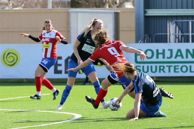 Två målskyttar på bild: GBK:s Jonna Curinga (t.v) och Esse IK:s Sofia Matikainen (t.h). I mitten Esselagets Sandra Sanden och GBK:s Petra Puolitaival.