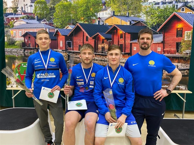 FM-medaljörerna Oliver Pada (till vänster), Waltteri Latvala och Nestori Mannila tillsammans med Vaasan Voima-Veikots chefstränare Toni Lintala.