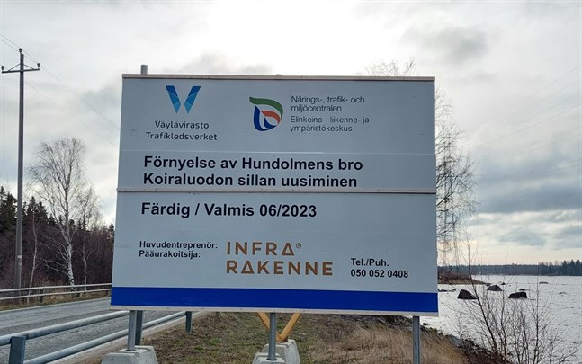 7 maj: Skyltarna har uppdaterats. Nu saknas en bokstav i Hundholmen. Men Koiraluodon silta hänger kvar - i strid med namnvårdarnas rekommendation.