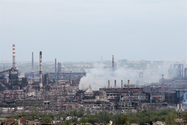 Evakueringen av civila från ett hårt ansatt stålverk i Mariupol fortsätter på lördagen. Arkivbild.