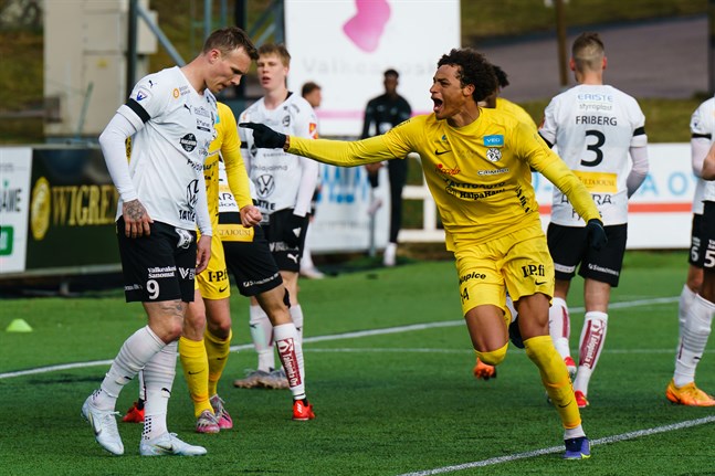 Tete Yengi satte öppningsmålet för VPS och spelade sedan fram till 0–2. Här firar han sin fullträff medan FC Hakas anfallare Lee Erwin deppar.