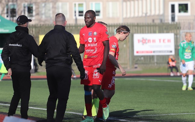 Marcel Wargh ersatte en skadad Frankline Okoye redan i mitten av den första halvleken, när Jaro förlorade i Ekenäs. I kväll ersätter Wargh Okoye redan från start.