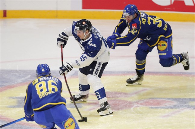 Sakari Manninen gjorde två av Finlands tre mål på Sverige i Stockholm på söndagskvällen. Hans anfallskedja med Teemu Hartikainen och Harri Pesonen låg bakom alla mål.