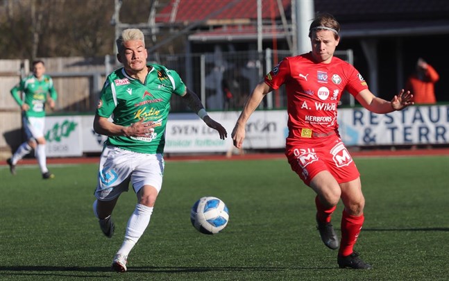 Adam Larsson i Ekenäs och och Marcel Wargh i Jaro i en löpduell.