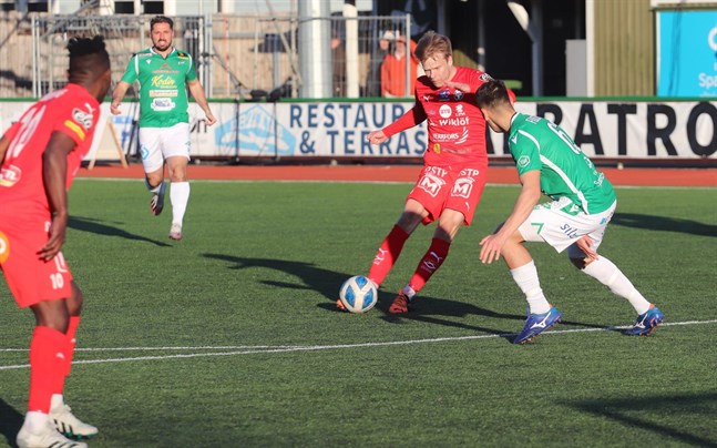 Severi Kähkönen visade vägen för Jaro. Här i matchen mot Ekenäs.