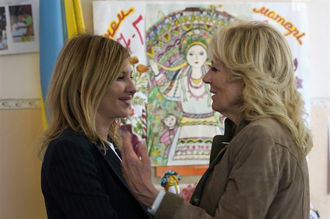 Ukrainas första dam Olena Zelenska träffar USA:s första dam Jill Biden i Uzjhorod.