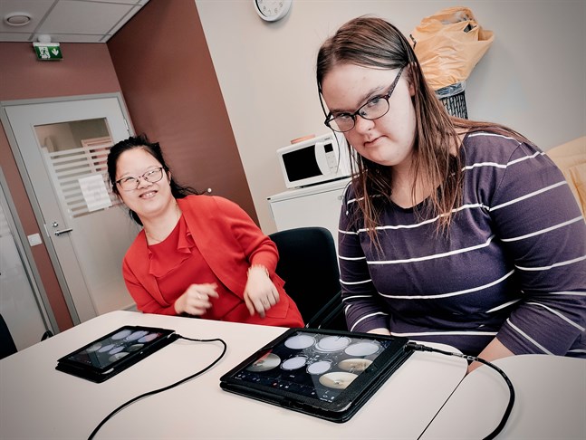 Loan Pham och Victoria Sämskar gillar Daft punks låt Get lucky. – För mig är det ingen skillnad om vi spelar på Ipads eller riktiga instrument, säger Pham. Sämskar föredrar riktiga instrument.
