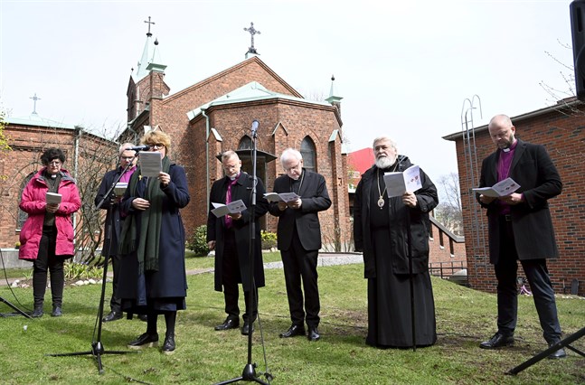 Fredsbönen hölls endast ett stenkast från Rysslands ambassad. –Evenemanget är ett klart avståndstagande från kriget, som är ett orättfärdigt anfallskrig mot en självständig stat. Det kommer jag att lyfta fram under mitt tal, sade biskop Bo-Göran Åstrand till Vasabladet på måndag innan bönen.