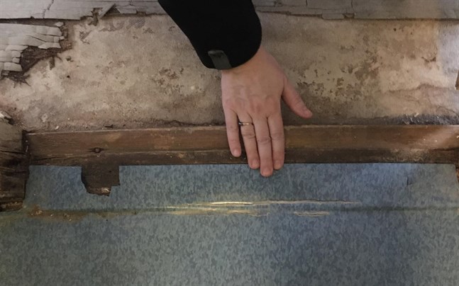 I den berörda lägenheten har vatten runnit över tröskeln från wc till hallen, förstört golvet, och runnit vidare längs väggkanten med den följd att rappningen har lossnat, betongtegel har kommit fram och gipsskivor på båda sidor av väggen mellan hallen och köket blivit våta, mjuknat och smulat sönder.