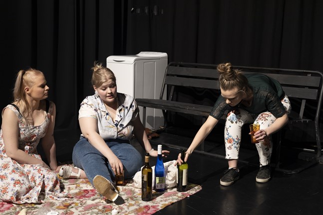 Pjäsen "Dear Dolly" är skriven av Mary Lou Ward. När den spelas på Schaumansalens scen är det (från vänster i bild) Jeanette Lindros, Sissel Englund och Iiris Mäkelä som axlar rollerna.