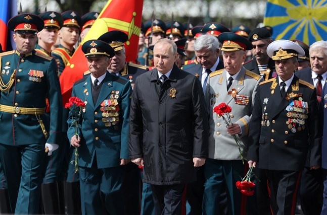 Rysslands president Vladimir Putin vid en ceremoni vid den okände soldatens grav i Moskva i måndags, på 77-årsdagen av slutet av andra världskriget.