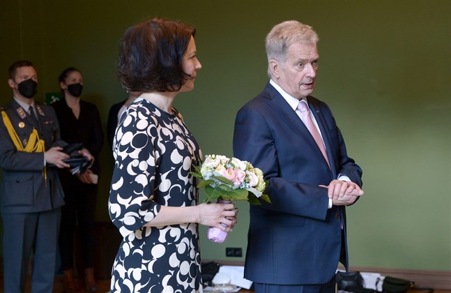 Republikens president Sauli Niinistö och fru Jenni Haukio, fotograferade vid morsdagsfesten i söndags, besöker Stockholm nästa vecka.