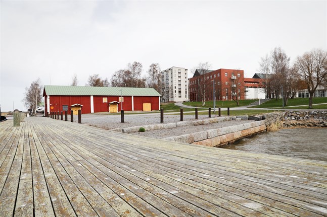 Mitt emot det gamla magasinet på Universitetsstranden vill bolaget Vasa havscampus bygga en restaurang. Planen är också att återställa magasinet och använda det som ekonomibyggnad för lagrings- och underhållsändamål, men också som platser för kunder sommartid.