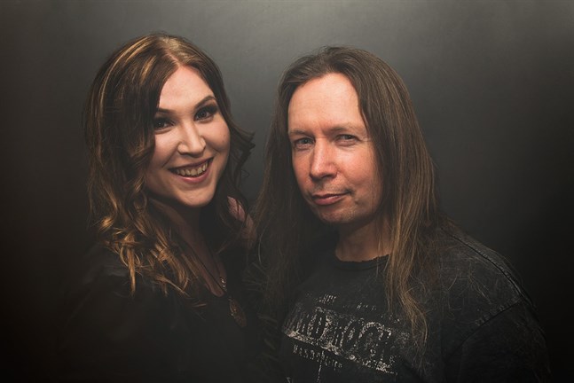 Dragspelaren Netta Skog uppträder på Karleby Vinteraccordeon med Stratovarius sångare Timo Kotipelto.