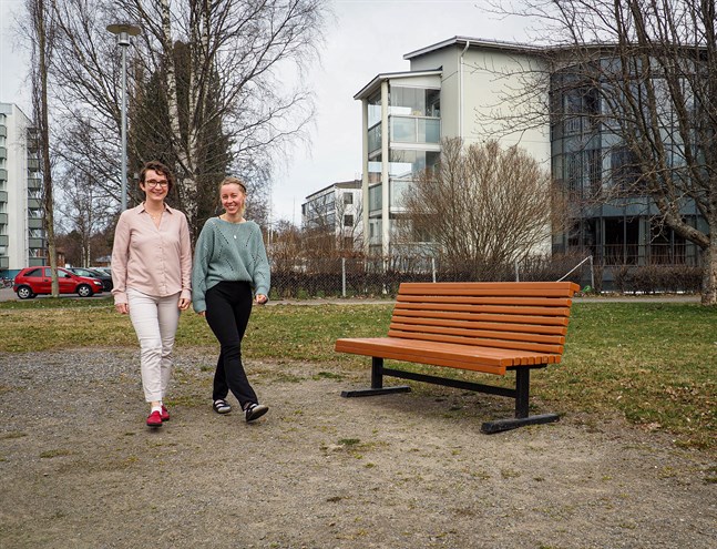 Päivi Mankinen är den finskspråkiga och Annika Lahti-Kangas är den svenskspråkiga projektarbetaren.