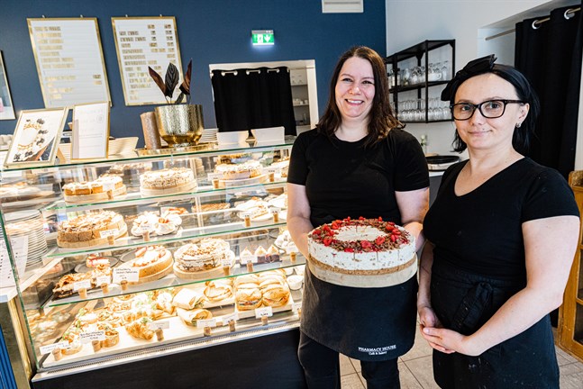 Jessica Piispanen och Olena Omelianenko har fullt upp inför examenshelgen. Bokningskalendern blev full flera veckor i förväg.