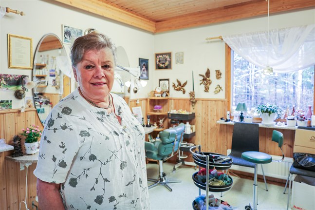 Nancy Engblom beskriver sitt långa yrkesliv som innehållsrikt. De senaste 30 åren har hon haft sin salong i gårdsbyggnaden i Helsingby.
