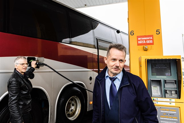 Gösta Ingves och Per-Erik Nordman hoppas på att trenden med ständiga nya rekord på bränslepriser ska vända.