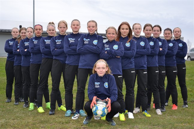 Från vänster: Janina Grädler, Emmy Herpman, Elin Krook, Hanna Podbicanin, Alva Karls, Nellie Nurmi-Aro, Cecilia Sunabacka, Inez Lundfors, Frida Hagner, Victoria Tallgren, Bohdana Herasymenco, Malva Björndahl, Emma Berts, Julia Svahn, Celine Määttä, Agnes Dahlgren. På bilden saknas: Mira Asp, Hurija Hodzic, Ellen Nyback. Tränarstaben består av Daniel Björndahl, chefstränare, Jouni Strömblad, Stefan Berts, Andreas Svahn, Jenna Styris, Karolina Sunabacka, lagledare.