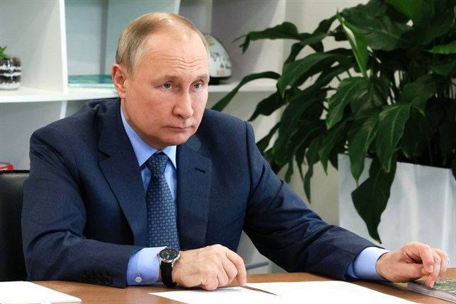 Rysslands President Vladimir Putin vid ett möte 11 maj.