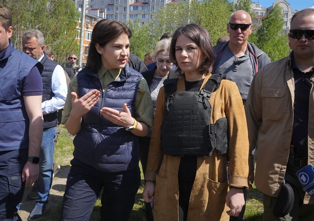 Ukrainas statsåklagare Iryna Venediktova, till vänster, här med Tysklands utrikesminister Annalena Baerbock i Butja på tisdagen.