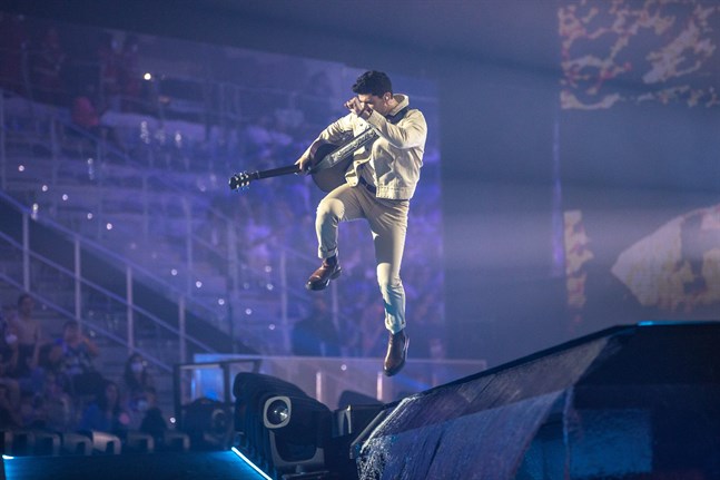 Stefan från Estland bjudet på hopp i Eurovision song contest.